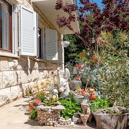 And With Parking Space Gostinjska kuća 3*